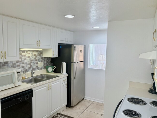 Building Photo - 2 bed 2 bath turnkey condo in Shorewalk