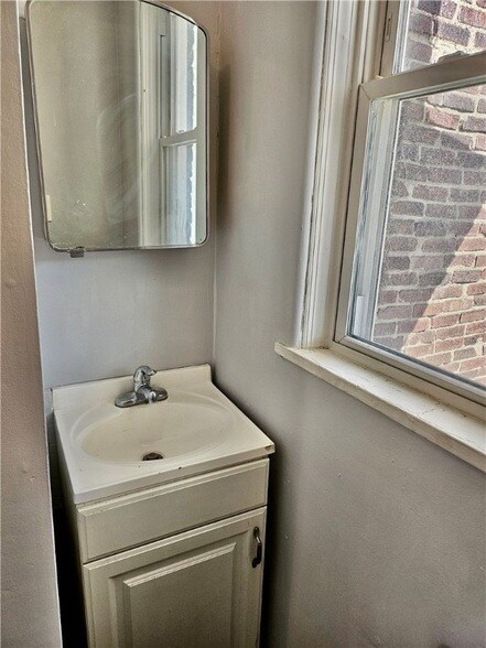 Building Photo - 627 5th Ave