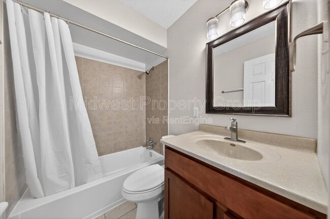 Building Photo - 645 Lilac Dr