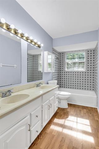 Building Photo - 2046 N Kimball Ave