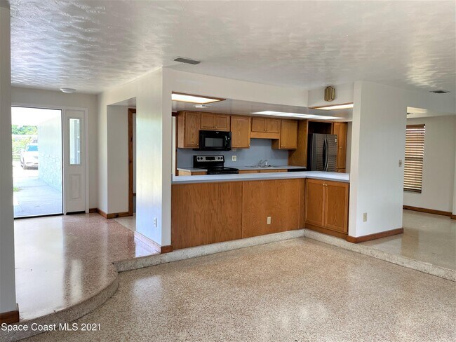 Building Photo - 296 Woodland Dr