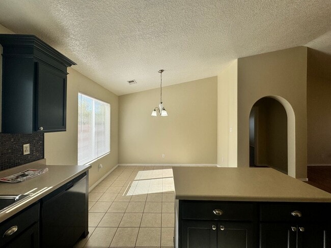 Building Photo - 3 bed 2 bath home in Huning Ranch