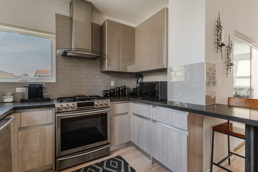 Building Photo - 6072 Pickford St