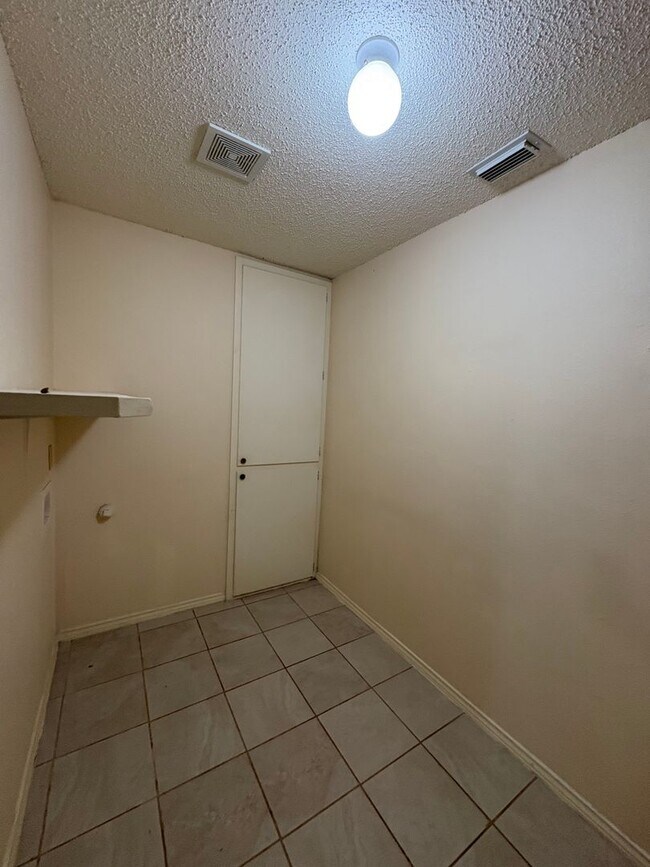Building Photo - Beautiful home on corner lot.