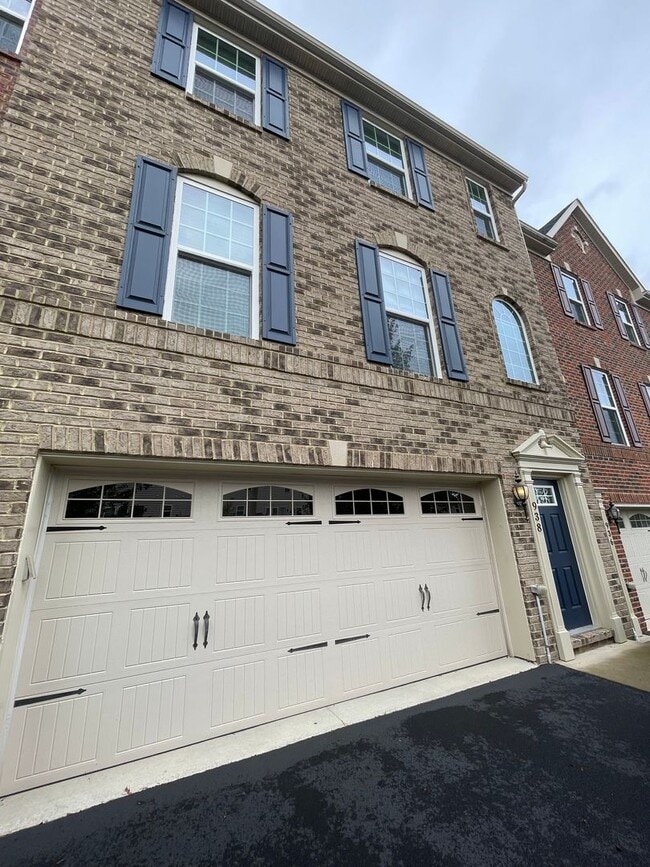 Building Photo - Gorgeous 3 BD/ 2.5 BA Townhouse Available ...