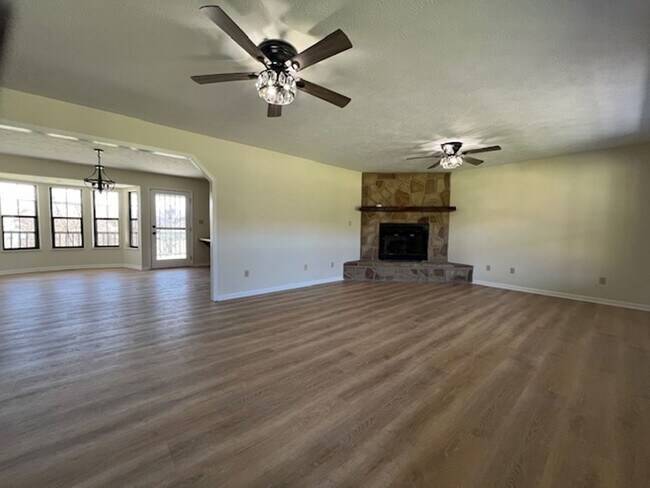 Building Photo - 2606 Dellwood Dr