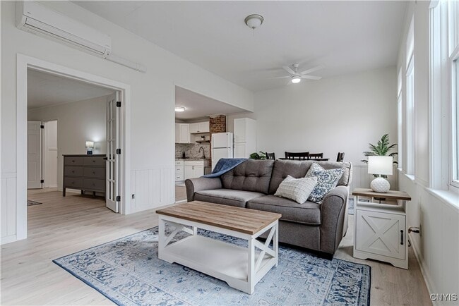 Building Photo - 16 College St