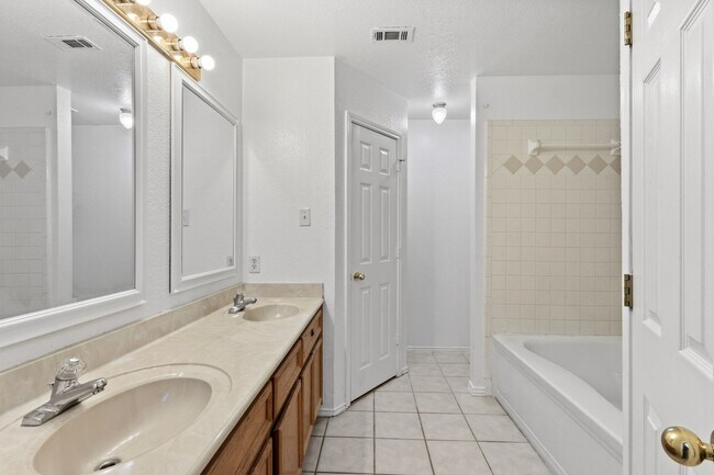 Building Photo - Move-In Ready 4/2 with No Carpet, Washer & Dryer Included – Prime Killeen Location Near Fort Hood!