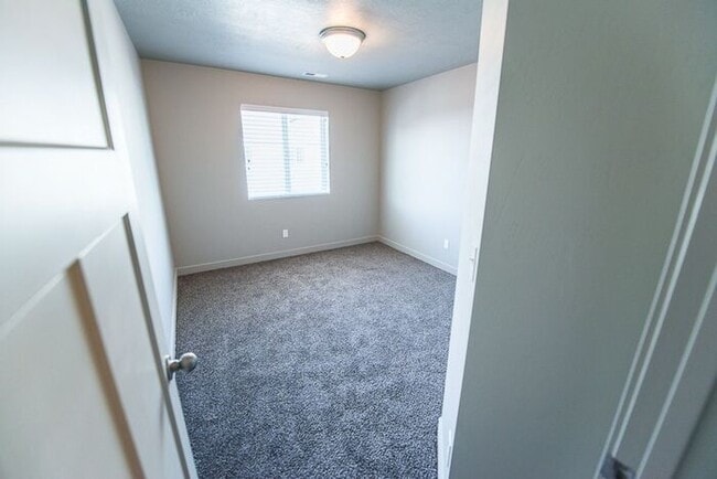 Building Photo - The Overlook in Herriman - Gorgeous Townhome