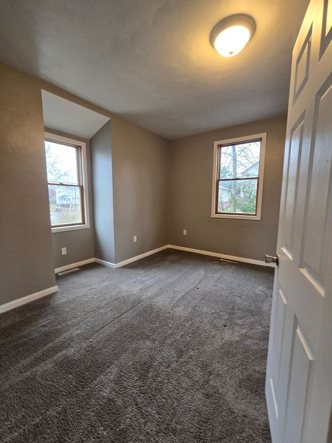 Building Photo - Updated 3br house!!