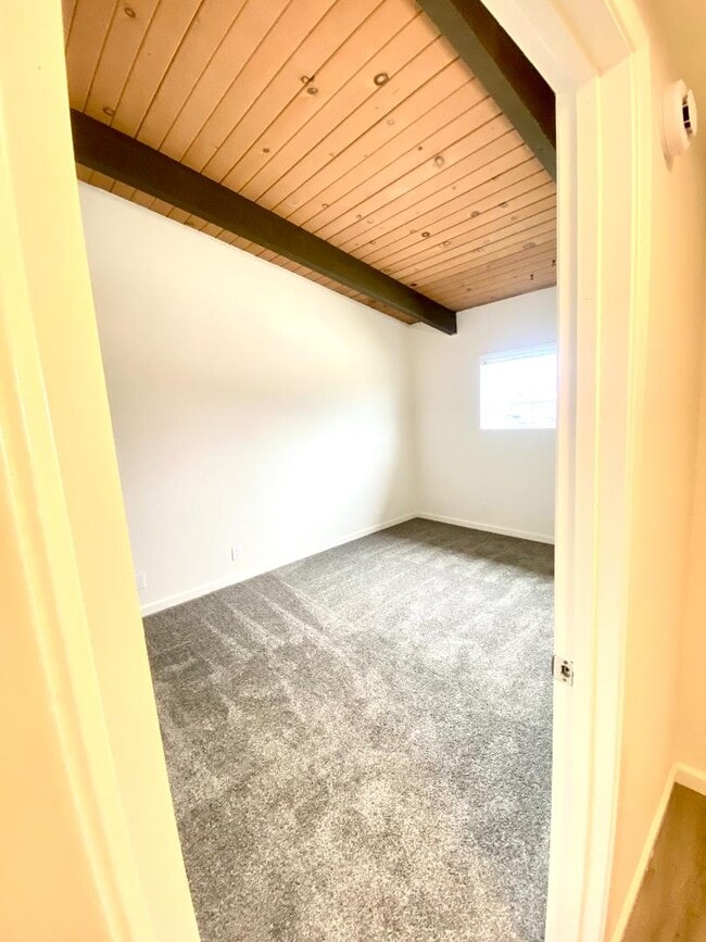 Building Photo - 692 Cabot Way