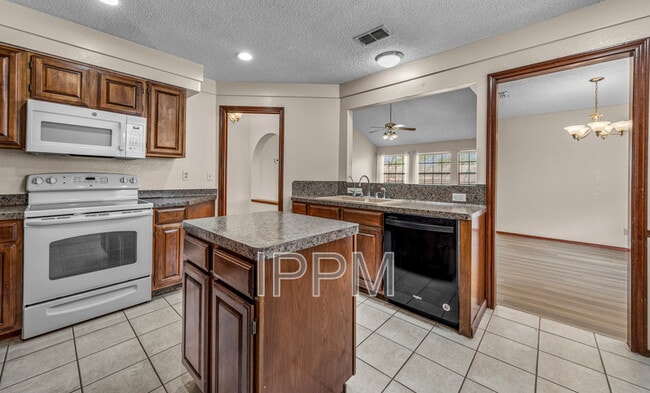 Building Photo - 138 Willow Cir