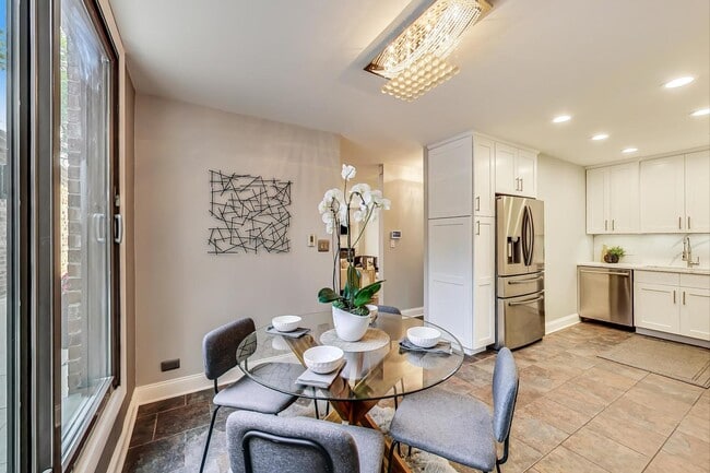 Building Photo - 1150 W Dickens Ave