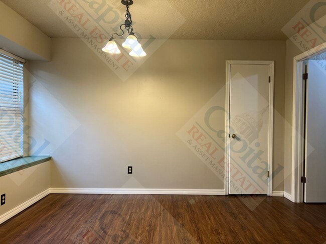 Building Photo - Charming 3 Bedroom