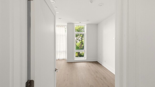 Building Photo - 6227 S Ellis Ave