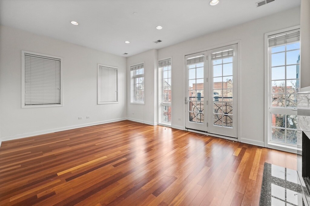 Building Photo - 1314 N Wicker Park Ave