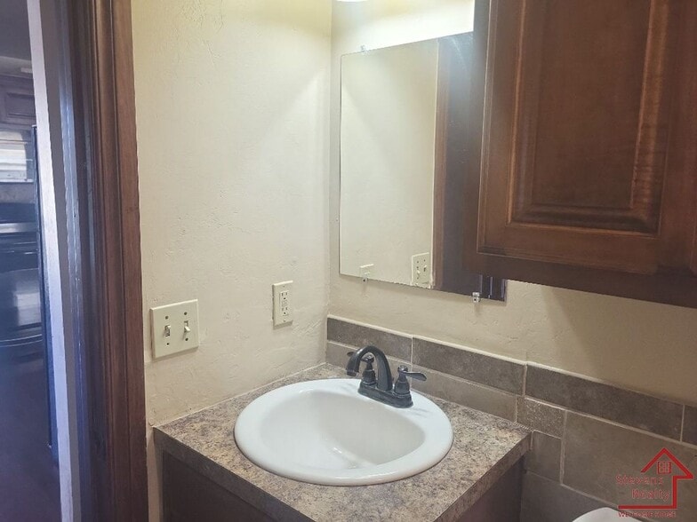 Building Photo - 1604 NW Lindy Ave