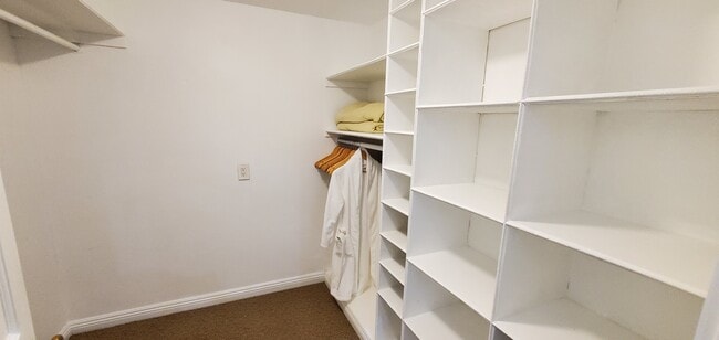 Building Photo - 8057 Willow Glen Rd