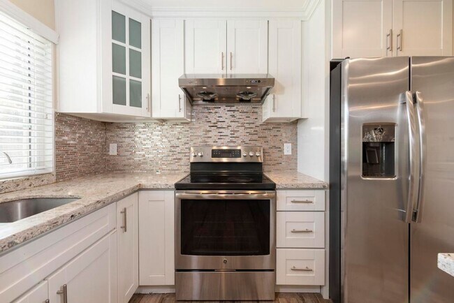 Building Photo - **Remodeled** spacious 5 bedroom home!!!