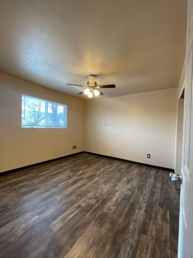 Building Photo - 4 bed 2 bath Home Perfectly Located