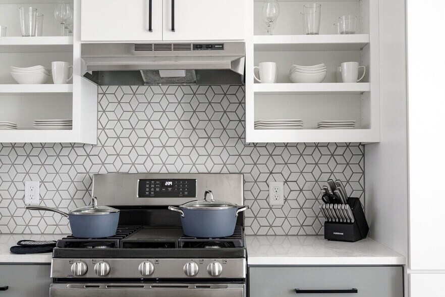 Building Photo - 305 NE B St