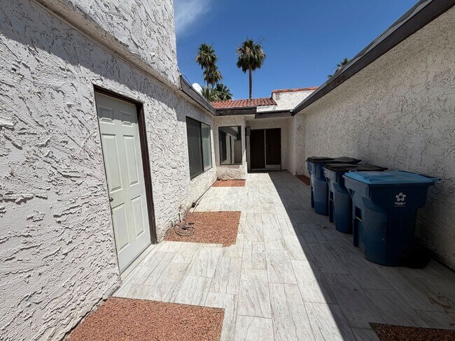 Building Photo - 3118 Espanol Dr