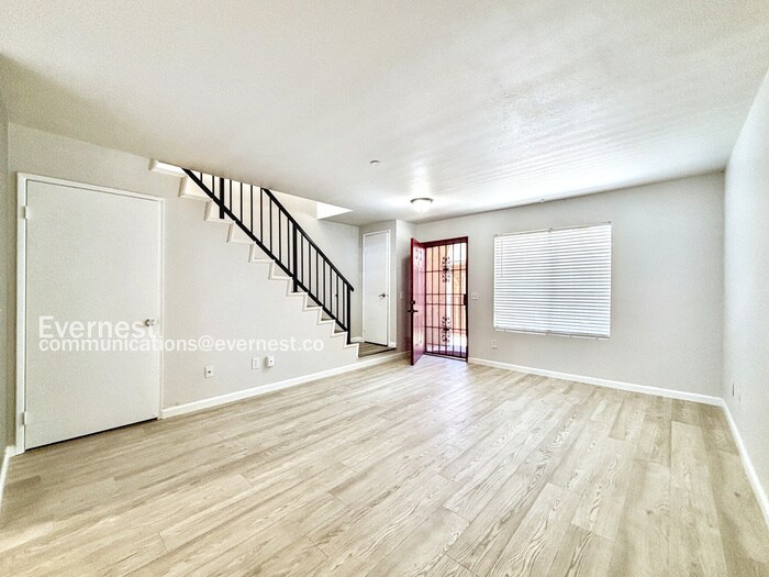 Building Photo - 522 Serrano Ave