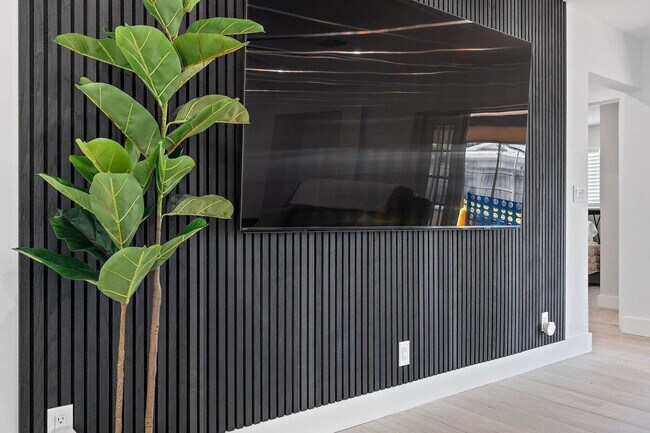 Building Photo - 4193 Hyacinth Cir N