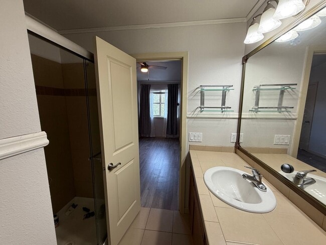 Building Photo - Experience Comfortable Living at The Camde...