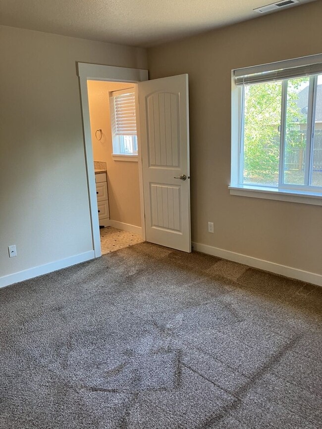 Building Photo - Single Level 3 bed 2 bed Home in Dallas, O...