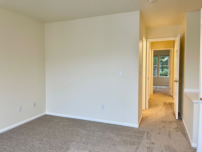 Building Photo - Bellevue Townhome! 2 Bedroom 2.5 Bathroom! *Utilities Included*