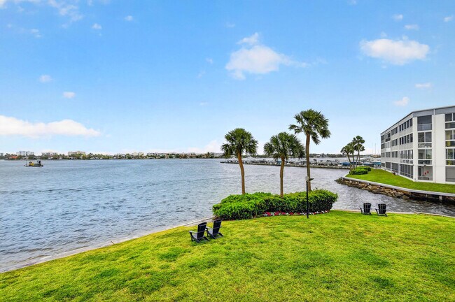 Building Photo - 896 N Federal Hwy