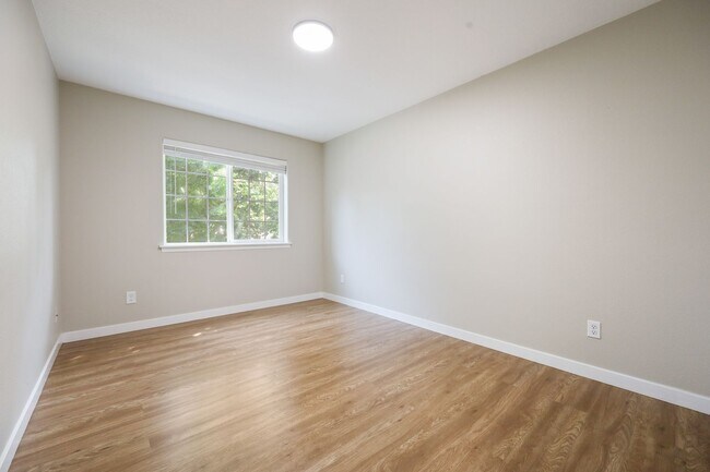 Building Photo - 117 SE 129th Ave