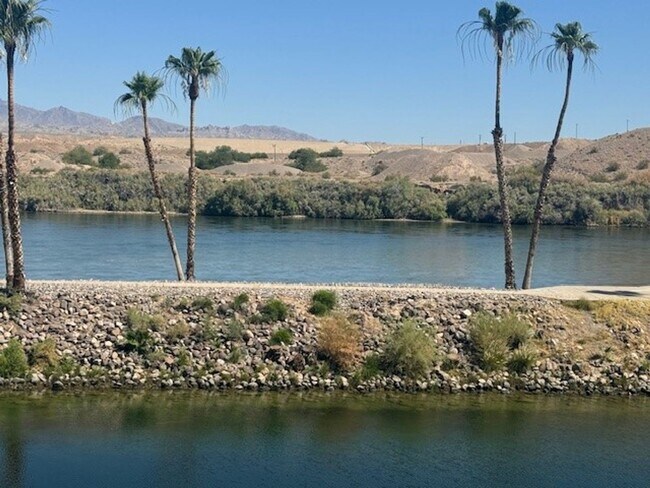 Building Photo - 2BR 2BA Furnished Vacation Condo Waterfron...