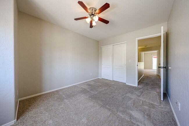 Building Photo - Stunning 3 bedroom, 2.5 bathroom Gold Cour...