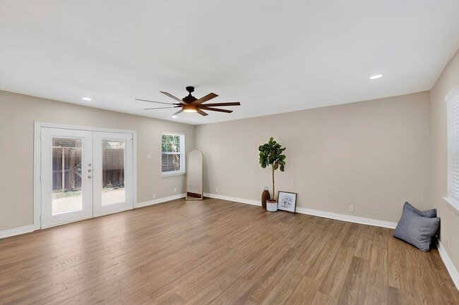 Building Photo - 2949 Hollandale Ln