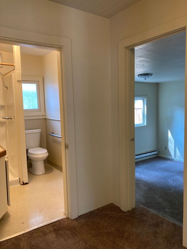 Building Photo - Campus House ~ 4 bedroom, 2 bath