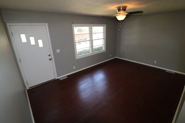 Building Photo - 1409 Thomas Dr