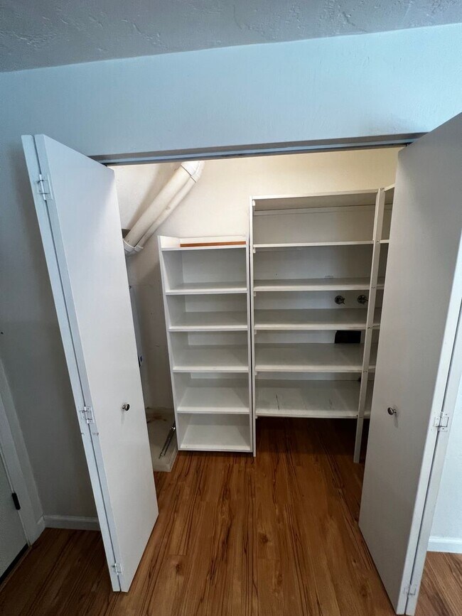 Building Photo - 4-Bedroom 3-Bathroom house with attached 1 bedroom apartment