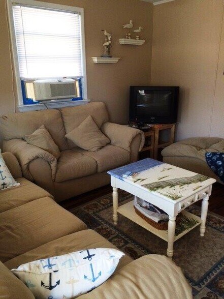 Building Photo - 17 E 12th St