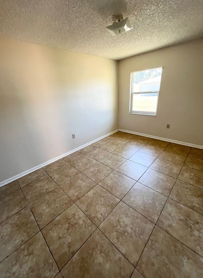 Building Photo - GORGEOUS 3BR/1.5BA Duplex! Convenient Location! NO APPLICATION FEE!