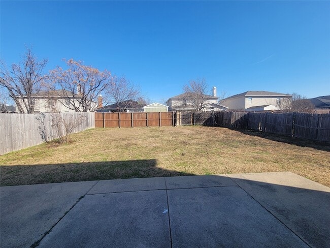 Building Photo - 2233 Maple Dr