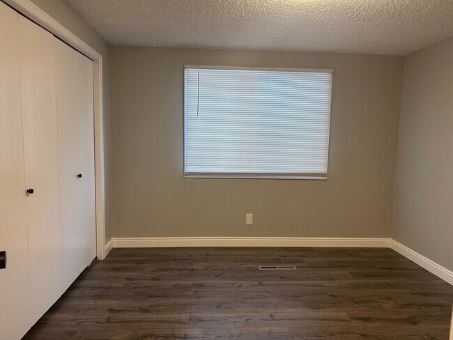 Building Photo - Spacious and Updated 3B in Old Town West!