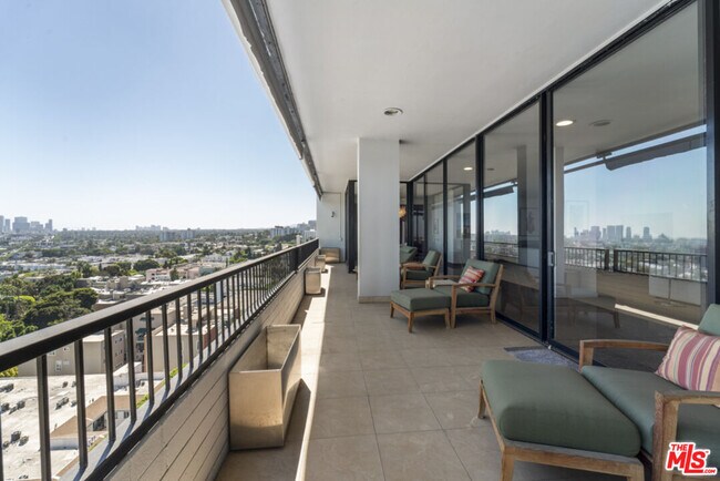 Building Photo - 1100 Alta Loma Rd