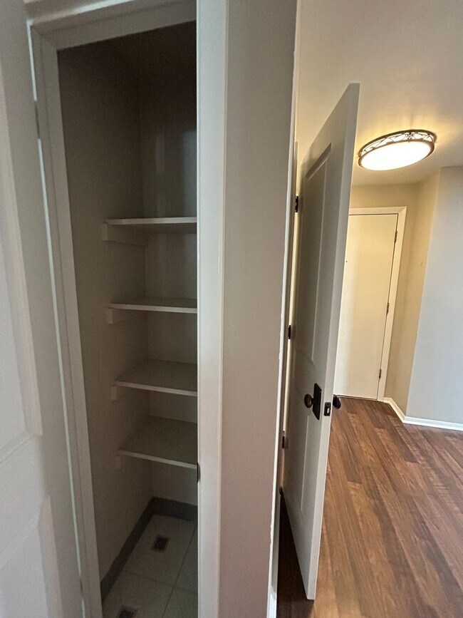 Building Photo - Two Bedroom Condo For Rent In Louisville
