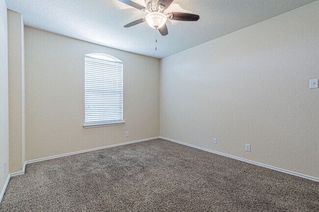 Building Photo - Great 4 bedroom 2.5 bath in Wildhorse