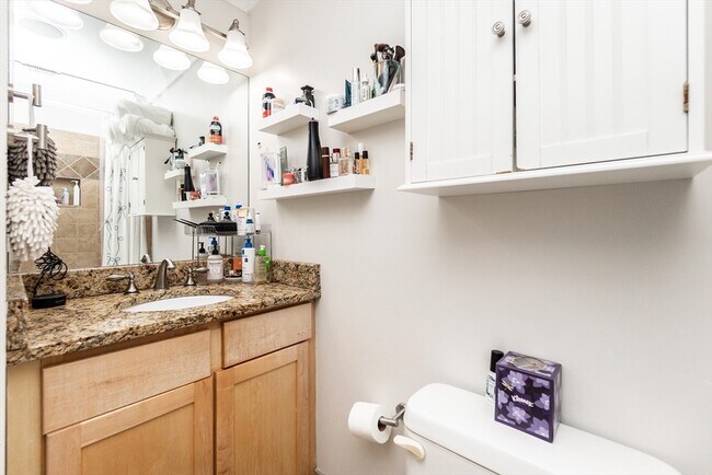 Building Photo - 632 E Broadway