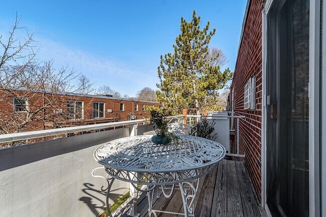 Building Photo - 272 Albion St