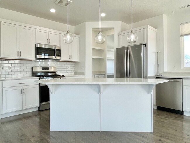 Building Photo - Gorgeous Townhome in South Jordan!