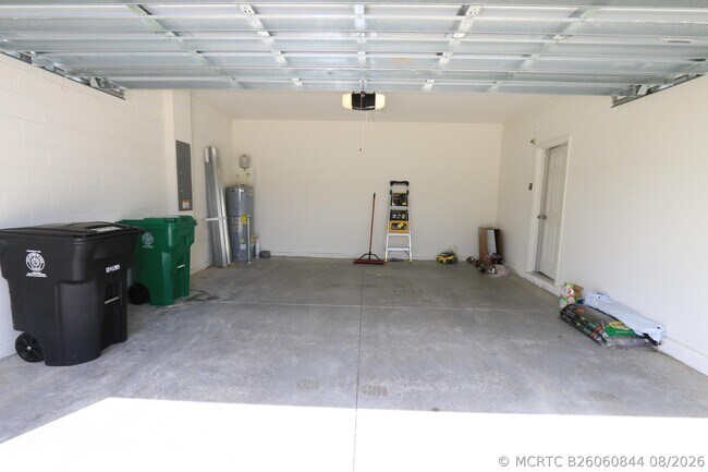 Building Photo - 592 SW Dauphin Ave